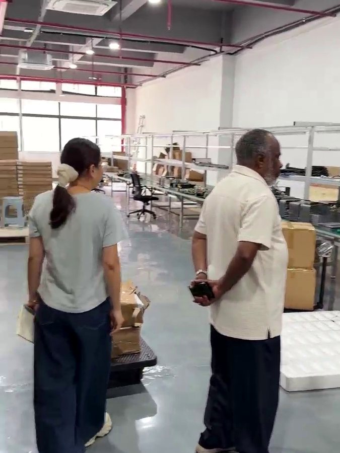 International customers touring LIONSHEE solar energy facilities