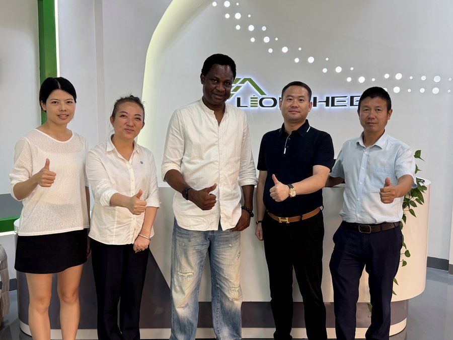 International customers visiting LIONSHEE showroom