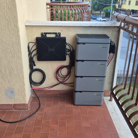 italy-balcony-solar-storage-thumb-600.jpg