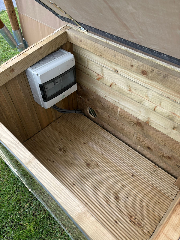 nl-safari-tent-electrical-box-inside.png
